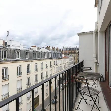 Charming Cocoon With A View Of The Eiffel Tower Paris